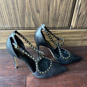 🖤💛 Black straps closed toe Michael Kors heels with gold studded accents.🖤💛